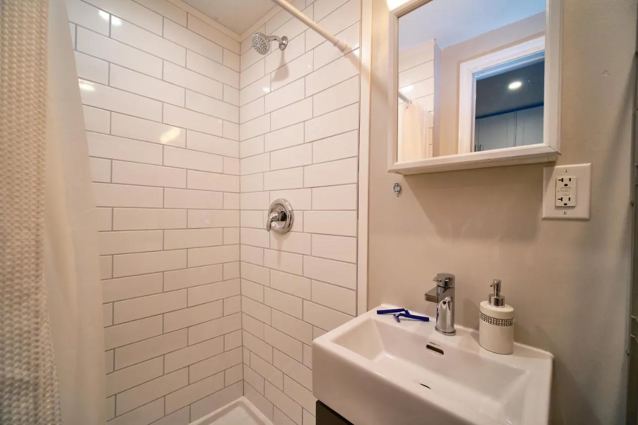 Hamilton Oasis - Luxe Beds - Bbq Haven - Pool Apartment 0*,  Canada