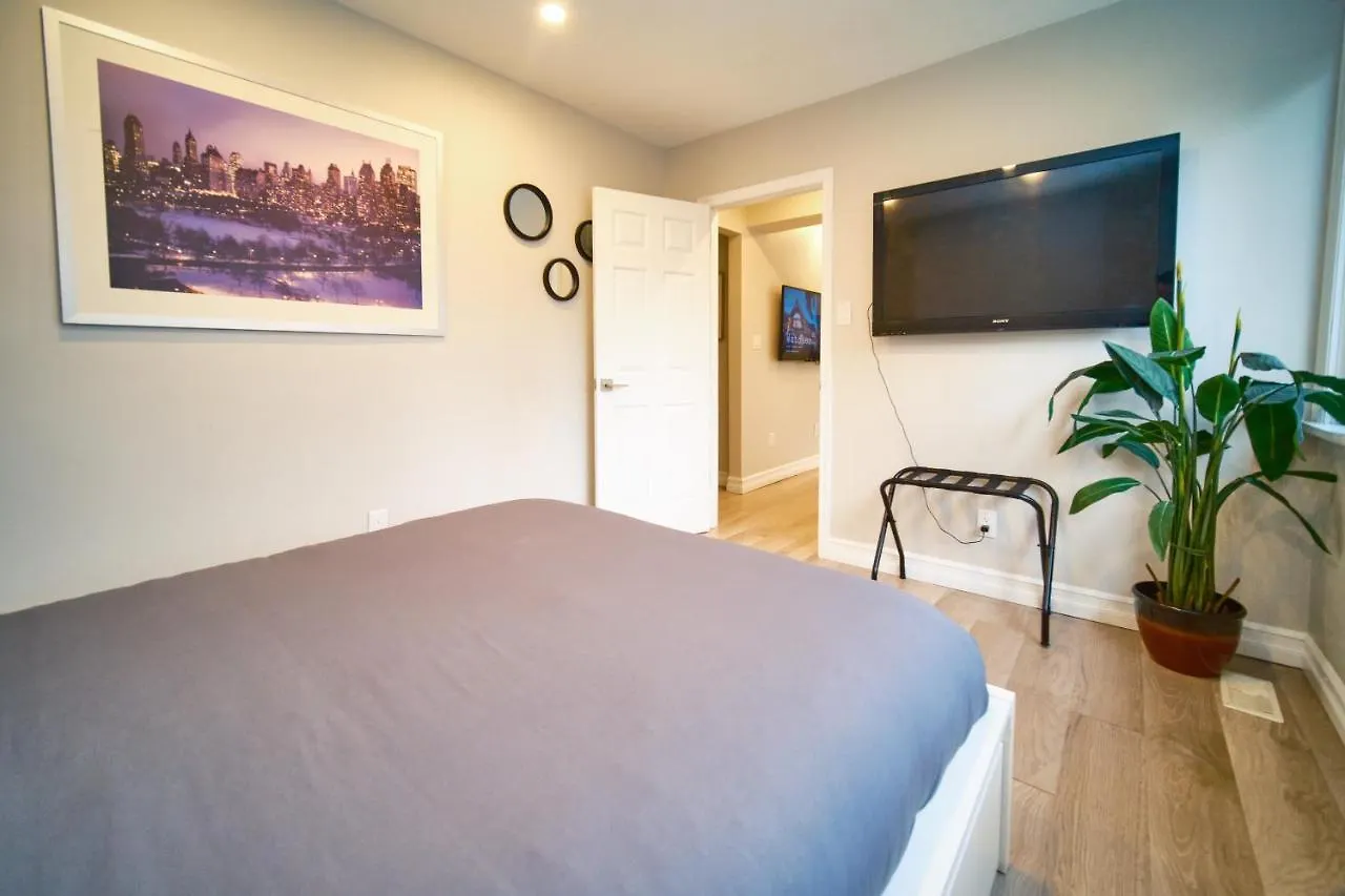 Hamilton Oasis - Luxe Beds - Bbq Haven - Pool Apartment 0*,  Canada