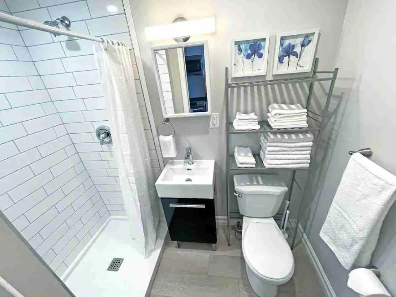 Hamilton Oasis - Luxe Beds - Bbq Haven - Pool Apartment 0*,  Canada